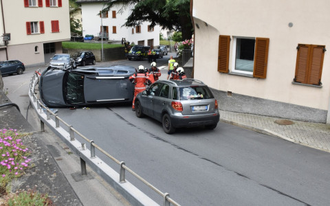 Auto ribaltata a Brusio Auto ribaltata a Brusio