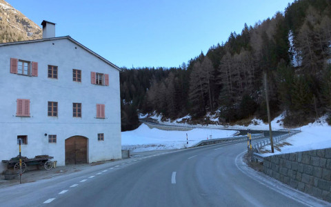 Tre slittamenti d'auto a Pozzolascio