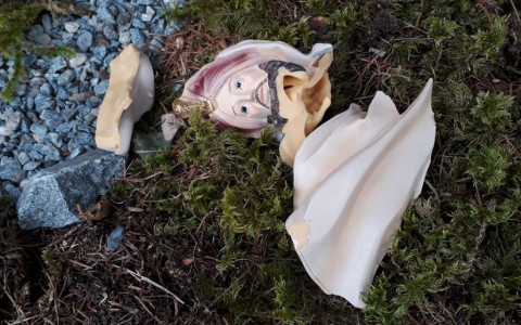 Vandali contro il presepe dell'APE