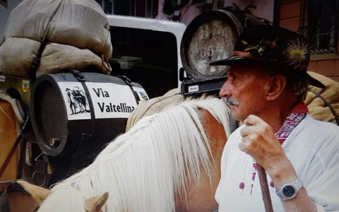 Carovana di somieri giunge in piazza: le foto