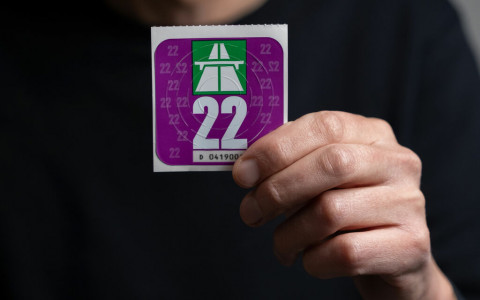 Il contrassegno stradale 2022 è viola