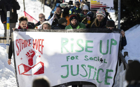 Manifestanti causano maxi ingorgo fuori Davos