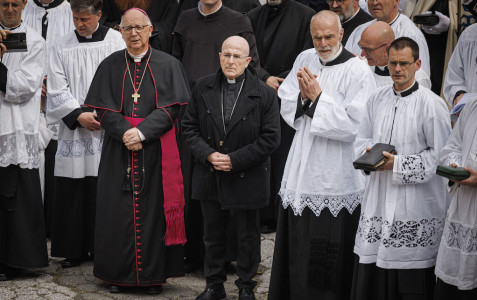 Huonder sepolto accanto all'arcivescovo Lefebvre