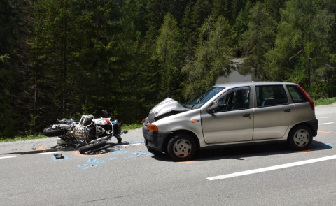 Sfazù: incidente stradale tra auto e moto