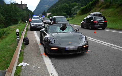 Mesocco: ruota persa lungo la strada colpisce auto
